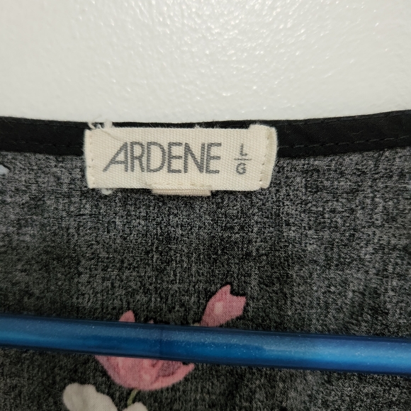 Pretty floral shorts jumpsuit. Size large. - Picture 3 of 8